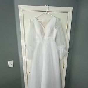 Long V-neck Long-Sleeve Wedding Dress